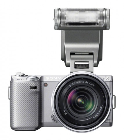 Sony NEX-5 mit optionalem Blitzgerät (Bild: Sony)